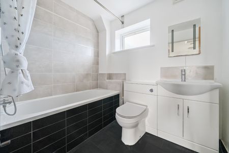 4 bedroom semi-detached house to rent - Photo 3