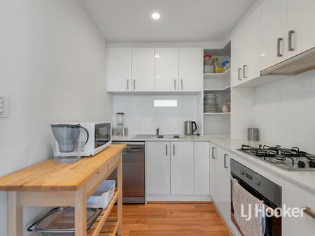6 Month Lease - Fully Furnished Apartment - Photo 2