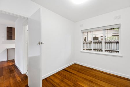 Register Now: Renovated 2-Bedroom Apartment in Prime Location – Ideal for Active Lifestyles - Photo 4