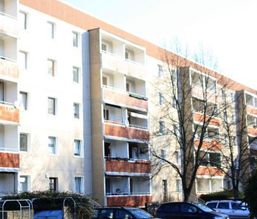 Drei Zimmer, Küche mit Fenster, Balkon - Photo 1