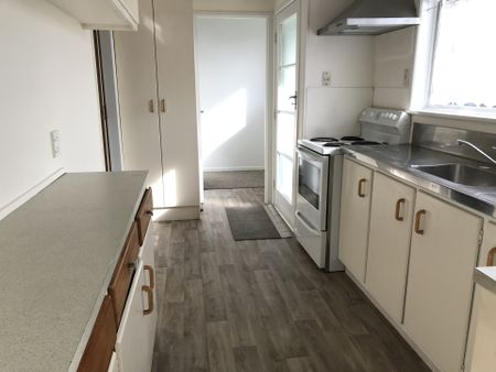 Home Alone - 2 brm plus Garage - Photo 3