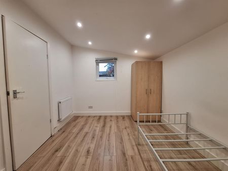 Cunningham Avenue, Enfield EN3, London - Photo 2