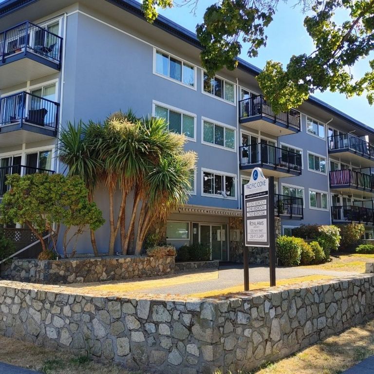 Royal Arms - Photo 1