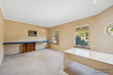 Spacious Family Living with Pool & Huge Shed - Photo 4