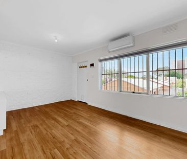 Light-Filled Apartment with Retro Charm and Modern Comforts - Photo 3