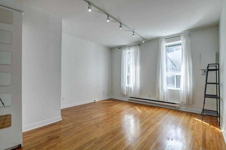 For Lease - 1114 Queen Street Unit# 2nd Fl, Toronto, Ontario - Photo 2