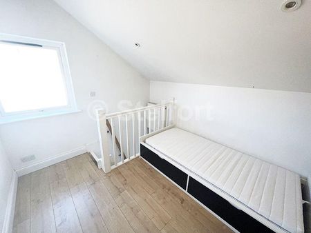 3 bedroom end of terrace house to rent - Photo 2