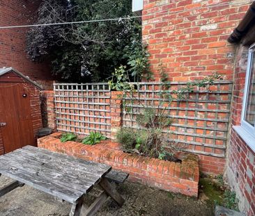 4 Bed Terraced House, Cardigan Gardens, RG1 - Photo 2