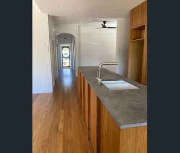 Charming recently renovated home in fantastic location - Photo 4