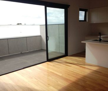 STYLISH TOWNHOUSE - Photo 5