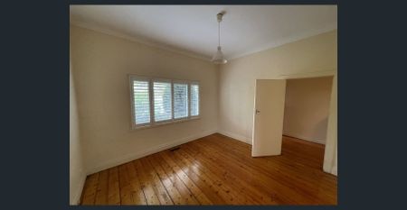 FOUR BEDROOM THREE BATHROOM FAMILY HOME - Photo 4