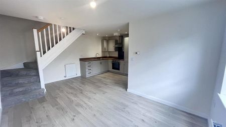 2 bedroom mews to rent - Photo 2
