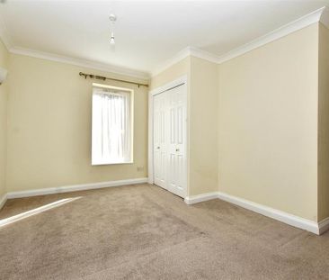 3 bedroom flat to rent - Photo 3