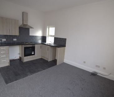 To Let 2 Bed Flat - Photo 5