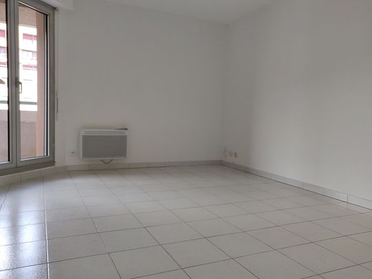 Appartement 3 pièces 56m2 MARSEILLE 8EME 895 euros - Photo 1