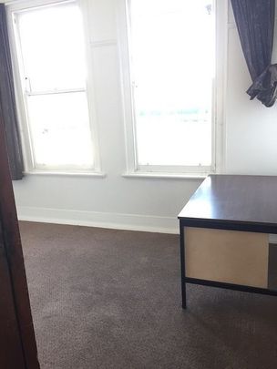 Centrally located flat to uni at a great price - Photo 1