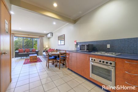 CITY CENTRE EXECUTIVE APARTMENTS WITH WATER VIEWS! - Photo 2