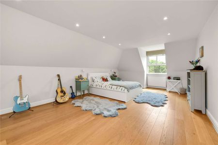 Fabulous light and spacious family home with wood flooring throughout, and set in one of the finest gated roads in Cobham. - Photo 5