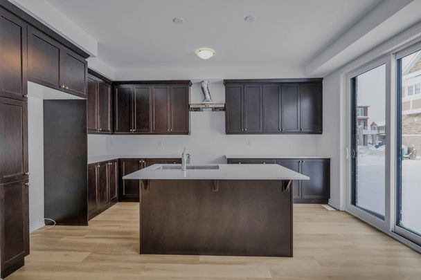 For Lease - 16 Ivory Road, Barrie, Ontario - Photo 1