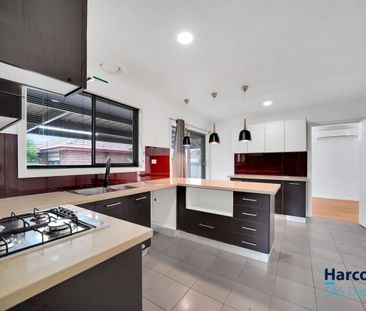 Charming Family Home in a Peaceful Neighbourhood - Photo 4