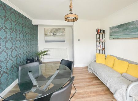 Queens Gardens, Eastbourne, BN21 3EF - Photo 2