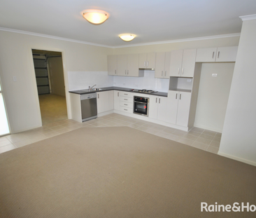 Stylish & Easy-Care Home with Outdoor Entertaining - Photo 3