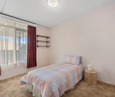 Belmont family home - Photo 2