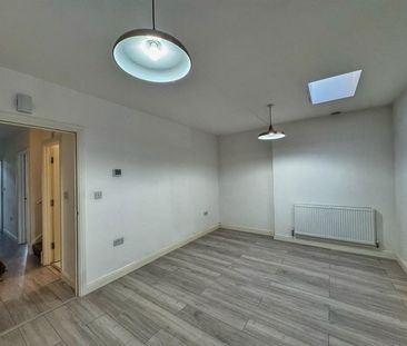 3 Bed Flat, Caithness Road, CR4 - Photo 2