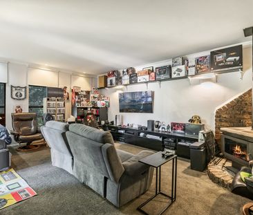 Spacious 5-Bedroom Family Home with Pool - Photo 6