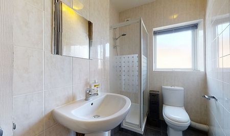 Modern 3-Bed Student Home with Stylish Kitchen - Photo 4