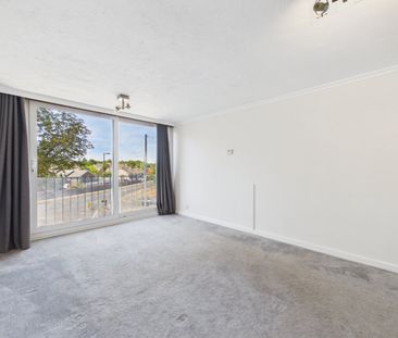 2 bedroom Flat in Dunwood Court, Maidenhead - Photo 1