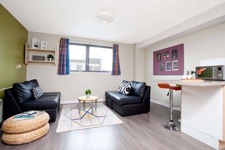 Large High Single Ensuite - Photo 4