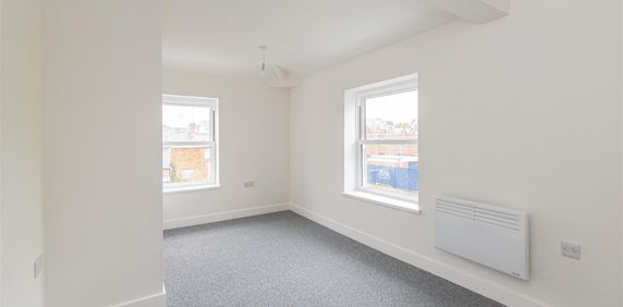 1 bed Room To Let - Photo 2