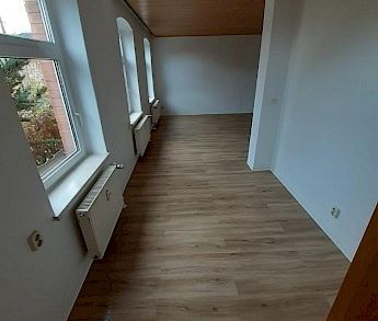 große 2 Zimmer EG Wohnung mit Gartenanteil in Neundorf ab 01.12.202... - Photo 1