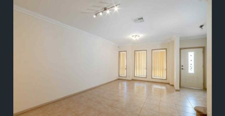 Beautifully Appointed Townhouse, Easy-care and convenient Hills living - Photo 2