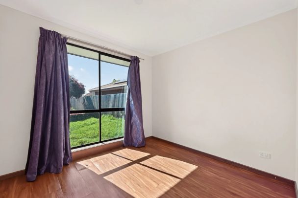 Family home on large 724m2 block with garage rear access and large outdoor entertaining area! - Photo 1