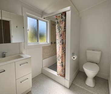 CHARMING THREE-BEDROOM HOME, BEAUTIFULLY REFRESHED THROUGHOUT - Photo 6