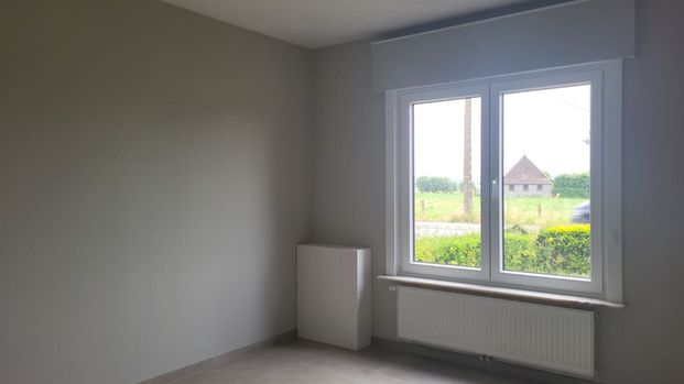 instapklare gelijkvloerse woning met drie slaapkamers en veel berging - Photo 1