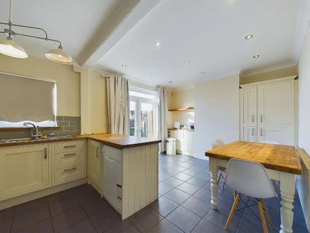 3 bedroom end of terrace house to rent - Photo 3