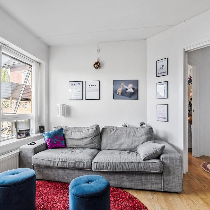 FLOT DELEVENLIG 3-VÆRELSES LEJLIGHED BELLIGGENDE PÅ FREDELIG VILLAVEJ - Photo 1