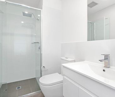 Stylish and bright unit close to the shopping heart - Photo 4