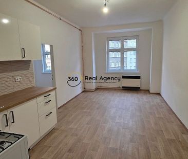 Pronájem bytu 1+1 49 m², Na Jezerce 1028, Praha - Photo 2