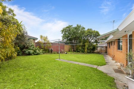 Spacious Family Living in Prime Mount Waverley Location - Photo 2