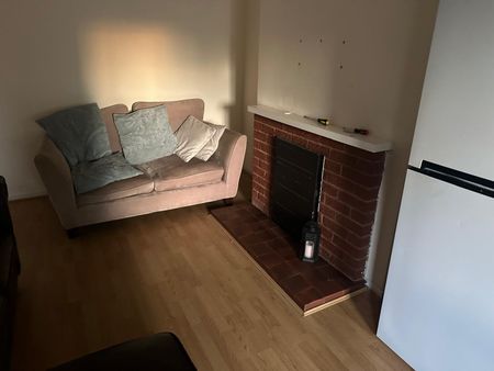 3 bedroom house on Caludon Park, Coventry, CV2 5EH - Photo 3