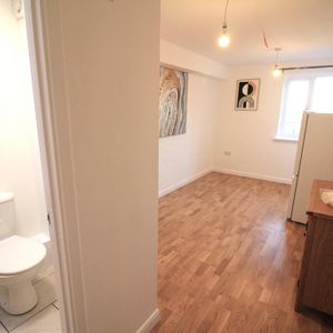 1 bedroom in a flat share to rent - Photo 2