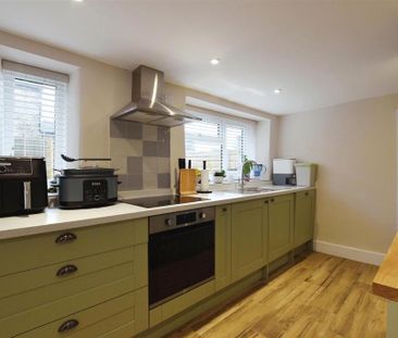 3 bedroom end of terrace house to rent - Photo 2