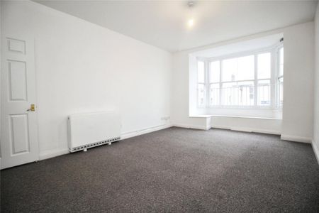 3 bedroom flat to rent - Photo 2