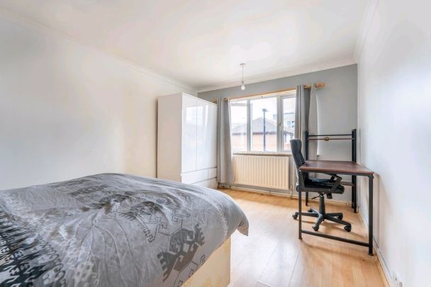 Studio Flat, Dee St, E14 - Photo 1