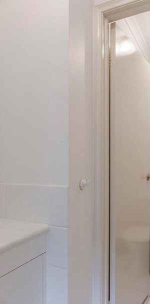 Charming 3-Bedroom Family Home in Prime Location - Photo 1