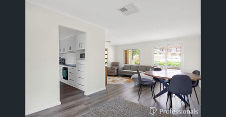 Modern Three Bedroom Abode - Photo 2